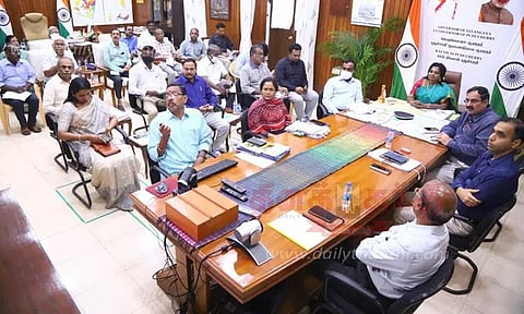 'ஸ்மார்ட் சிட்டி' திட்ட பணிகளை விரைவுப்படுத்த வேண்டும்