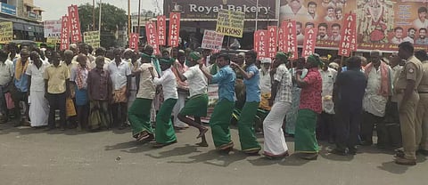 கண்மாய்க்கு தண்ணீர் கொண்டு வரக்கோரி நூதன ஆர்ப்பாட்டம்