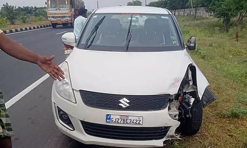 புகையிலை பொருட்கள் கடத்தி வந்த கார் மோதி 2 பேர் காயம்