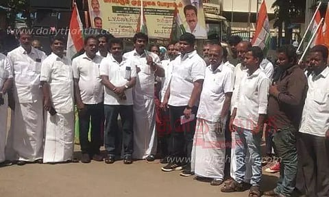 குழித்துறை நகராட்சி அலுவலகத்தை முற்றுகையிட்ட காங்கிரசார்