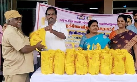 90 தூய்மை பணியாளர்களுக்கு மளிகை பொருட்கள்