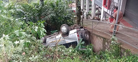 கூடலூர் அருகே கார் கவிழ்ந்து 6 பேர் படுகாயம்