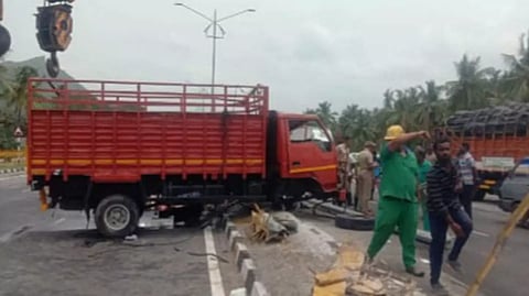 டயர் வெடித்ததால் சாலை தடுப்புசுவர் மின்கம்பத்தில் லாரி மோதி விபத்து