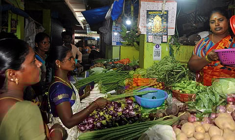 பூண்டு, சின்ன வெங்காயம் விலை உயர்வால் இல்லத்தரசிகள் கவலை