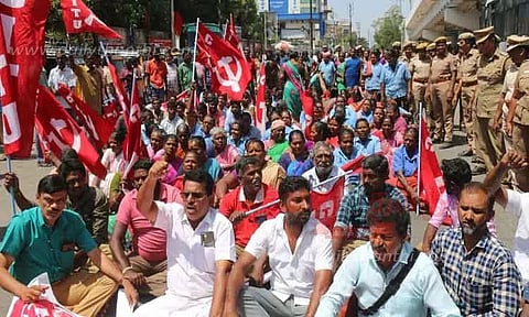 நெல்லையில் தூய்மை பணியாளர்கள் சாலைமறியல்