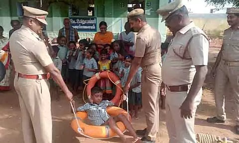 அரசு பள்ளியில் தீ பாதுகாப்பு ஒத்திகை