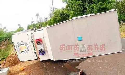 தீயணைப்பு மீட்பு வாகனம் சாலையில் கவிழ்ந்தது