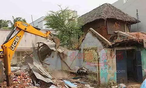 திருச்சி கருமண்டபத்தில் ஆக்கிரமிப்பு கடைகள், வீடுகள் இடித்து அகற்றம்