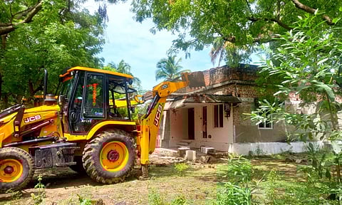 கண்மாயில் ஆக்கிரமித்து கட்டப்பட்டிருந்த வீடு அகற்றம்