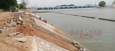 கல்லணை காவிரி-வெண்ணாற்றில் குளியல் தொட்டி