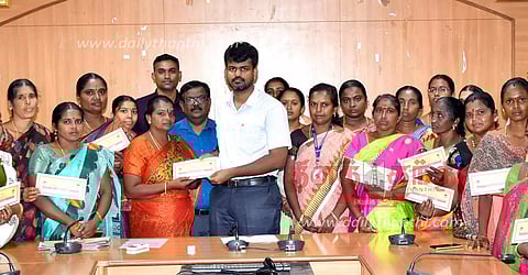 வாழ்ந்து காட்டுவோம் திட்டத்தின் கீழ் சுய உதவிக்குழு பெண்களுக்கு ரூ.11 லட்சம் கடன் உதவி; கலெக்டர் வழங்கினார்
