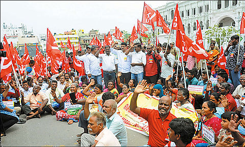 சென்னை மாநகராட்சி அலுவலகம் முன்பு தூய்மை பணியாளர்கள் சாலை மறியல்