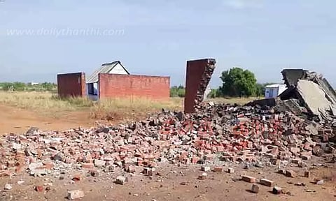 அதிகாலையில் மின்னல் தாக்கி பட்டாசு ஆலை அறை தரைமட்டம்