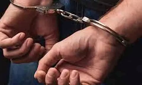 பெட்டிக்கடையில் பெட்ரோல் விற்றவர் கைது