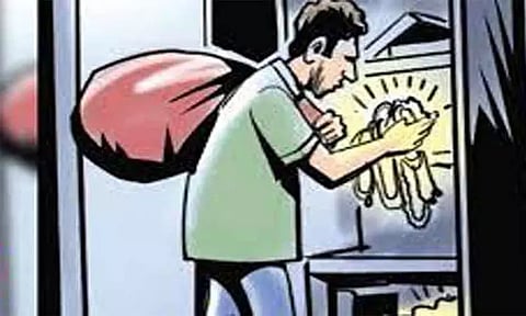 பூச்சி மருந்து அடிக்க சென்ற வீட்டில் 22 பவுன் நகை திருடிய தொழிலாளி கையும் களவுமாக பிடித்த உரிமையாளர்