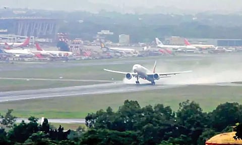 கேரளா உள்ளிட்ட மாநிலங்களில் கனமழை எதிரொலி சென்னையில் 17 விமானங்கள் தாமதம் 4 விமானங்கள் ரத்து