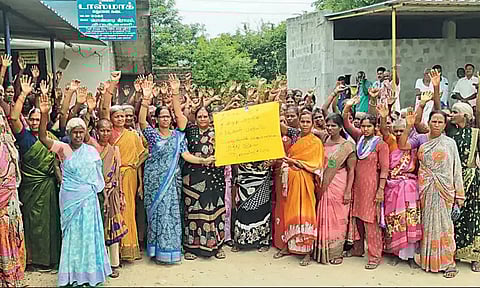 பொன்பாடி ஊராட்சியில் டாஸ்மாக் கடையை அகற்றக் கோரி பெண்கள் முற்றுகை