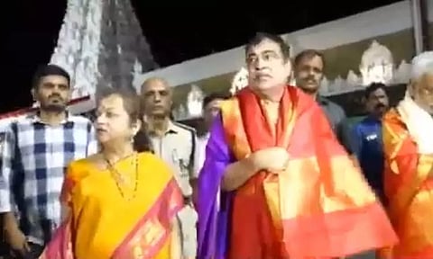 ஏழுமலையான் கோவிலில் மத்திய மந்திரி நிதின் கட்கரி வழிபாடு - நினைவுப்பரிசு கொடுத்த தேவஸ்தானம்