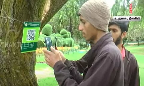 உதகை அரசு தாவரவியல் பூங்காவில் உள்ள அரிய வகை மரங்கள் மீது கியூ.ஆர். கோடு பொருத்தம்