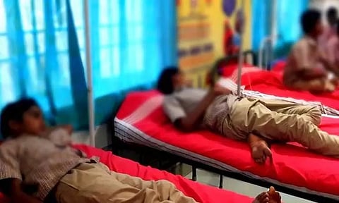 நாமக்கல் அருகே தனியார் பள்ளியில் சத்து மாத்திரை சாப்பிட்ட மாணவர்களுக்கு வாந்தி, மயக்கம்