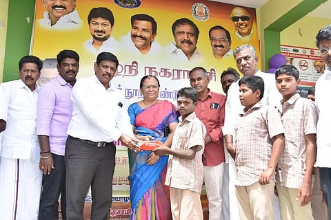 பள்ளி மாணவர்களுக்கு கல்வி உபகரணங்கள்