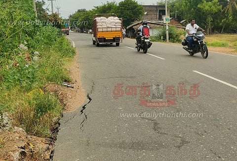 கிழக்கு கடற்கரை சாலை உள்வாங்கியது