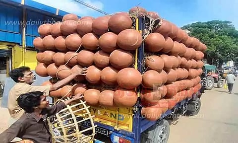 வெளி மாவட்டங்களில் இருந்து வாகனங்களில் விற்பனைக்கு வரும் மண்பாண்டங்கள்