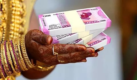 பெண்ணுக்கு வரதட்சணை கொடுமை:கணவர் உள்பட 12 பேர் மீது வழக்கு