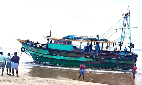 மீனவரின் தூக்கத்தால் கரை ஒதுங்கிய விசைப்படகு