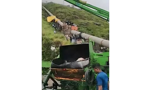 சுருளியாறு நீர் மின் உற்பத்தி நிலையத்தில்குழாய்கள் சீரமைக்கும் பணி தீவிரம்