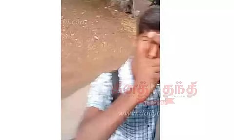 பஸ் படிக்கட்டில் தொங்கியபடி செல்லும் மாணவர்கள்