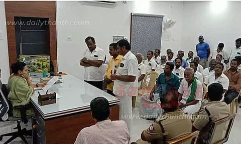 அமைதி கூட்டத்தில் இருந்து விவசாயிகள் வெளிநடப்பு