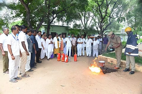 நல்லூர் ஆரம்ப சுகாதார நிலையத்தில்தீயணைப்பு துறையினர் ஒத்திகை பயிற்சி
