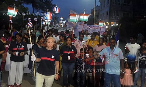 மின்விளக்குகளை கையில் ஏந்தி பிரெஞ்சு குடியுரிமை பெற்றவர்கள் ஊர்வலம்