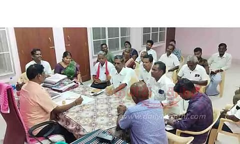 அடிப்படை வசதி கேட்டு கவன ஈர்ப்பு ஆர்ப்பாட்டம்: தாசில்தார் அலுவலகத்தில் அமைதி பேச்சுவார்த்தை