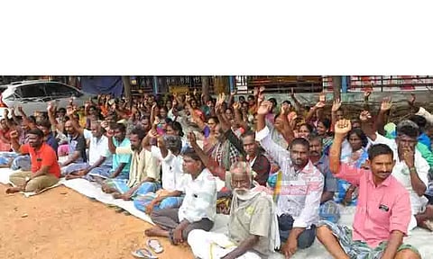 பெரம்பலூர் நகராட்சி ஒப்பந்த தூய்மை பணியாளர்கள் காத்திருப்பு போராட்டம்