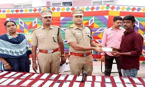 காணாமல் போன 100 செல்போன்கள் மீட்பு; உரிமையாளர்களிடம் போலீஸ் சூப்பிரண்டு ஒப்படைத்தார்