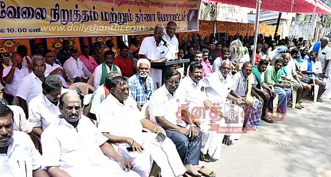 ஈரோட்டில், கூலி உயர்வு வழங்கக்கோரி சுமை தூக்கும் தொழிலாளர்கள் காலவரையற்ற வேலைநிறுத்தம்- ரூ.100 கோடி பொருட்கள் தேக்கம்