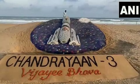இஸ்ரோவுக்கு வாழ்த்து தெரிவித்து பூரி கடற்கரையில் சந்திரயான்-3 மணல் சிற்பம்..!