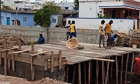 தங்கம்மாள் ஓடையில் பாலம்கட்டும் பணி