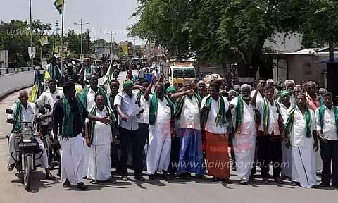 விவசாயிகள் 10-வது நாளாக காத்திருப்பு போராட்டம்