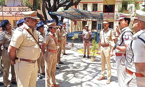 தூத்துக்குடி தென்பாகம் போலீஸ் நிலையத்தில் சிறப்பாக பணியாற்றிய போலீசாருக்கு பரிசு