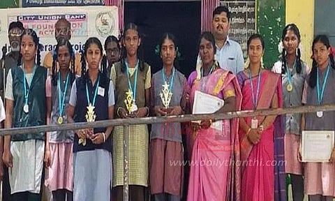 பேச்சு போட்டியில் வெற்றி பெற்ற மாணவர்களுக்கு பரிசு