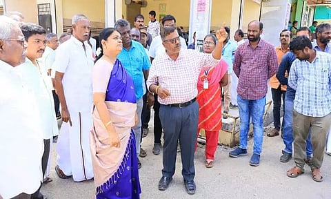 தூத்துக்குடி மேலூர் ரெயில் நிலையம் அருகே நடைமேடை மேம்பாலம் :அமைச்சர் ஆய்வு