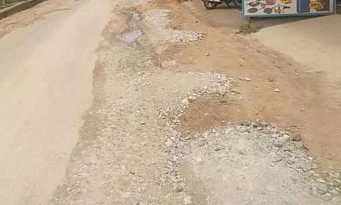 ஜல்லி பரப்பிய நிலையில் முடங்கி கிடக்கும் சாலை சீரமைப்பு பணி