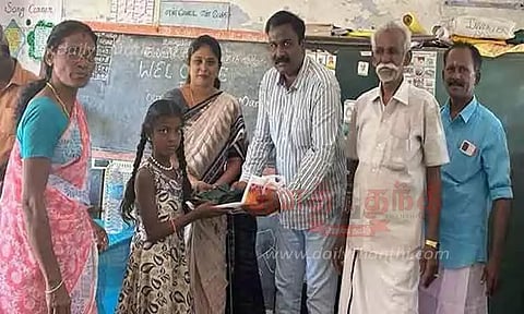 பள்ளி மாணவர்களுக்கு இலவச சீருடை