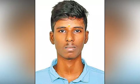 ஓடும் பஸ்சில் ஏற முயன்றபோது பரிதாபம்: பஸ் சக்கரத்தில் சிக்கி கல்லூரி மாணவர் பலி