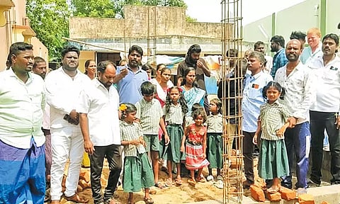 பேரம்பாக்கம் பள்ளியின் அருகே ரேஷன் கடை கட்ட எதிர்ப்பு தெரிவித்து பெற்றோர்-மாணவர்கள் போராட்டம்