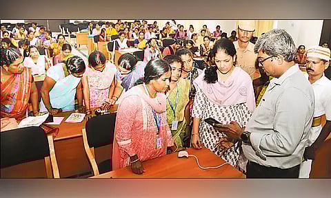 கலைஞர் மகளிர் உரிமை திட்டம்: விண்ணப்பங்களை பதிவேற்ற தன்னார்வலர்களுக்கு பயிற்சி - கலெக்டர் பார்வையிட்டார்