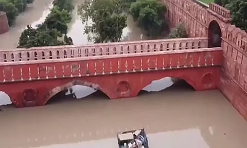 டெல்லியை சூழ்ந்த வெள்ளம் மக்களின் இயல்பு வாழ்க்கை கடும் பாதிப்பு; தொடர்ந்து மிரட்டும் கனமழை